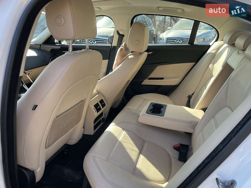 Седан Jaguar XE 2016 в Львове