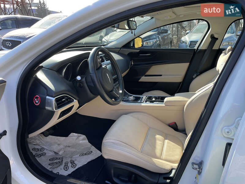 Седан Jaguar XE 2016 в Львове
