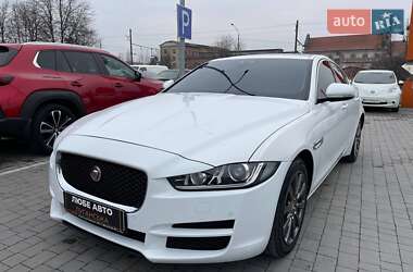 Седан Jaguar XE 2015 в Львові