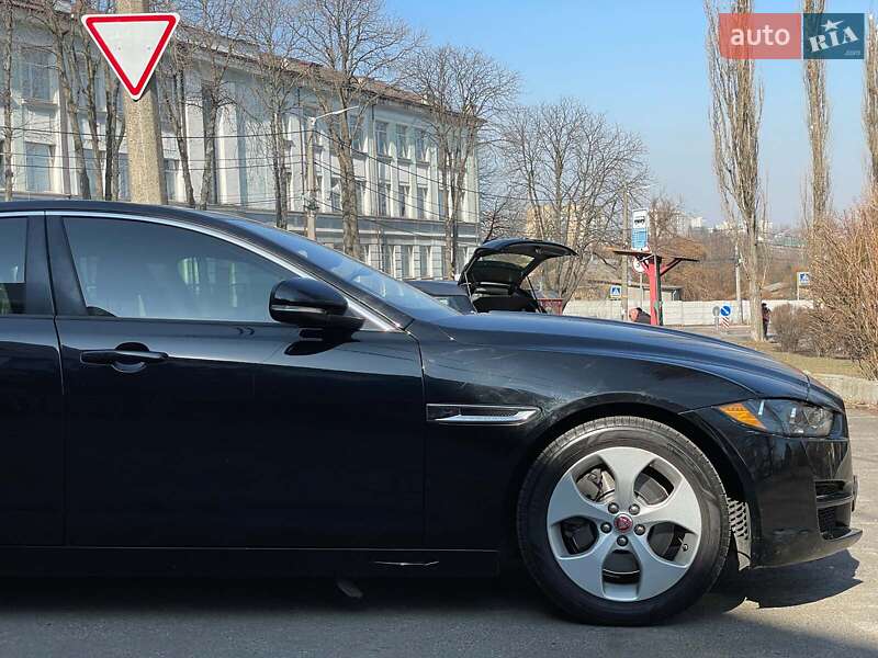 Седан Jaguar XE 2016 в Киеве
