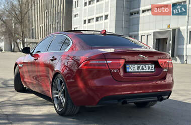 Седан Jaguar XE 2016 в 