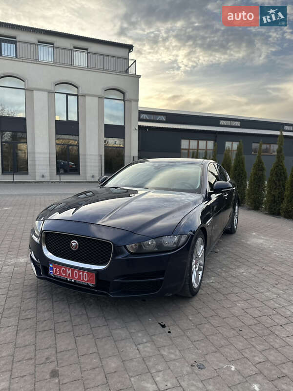Седан Jaguar XE 2016 в 