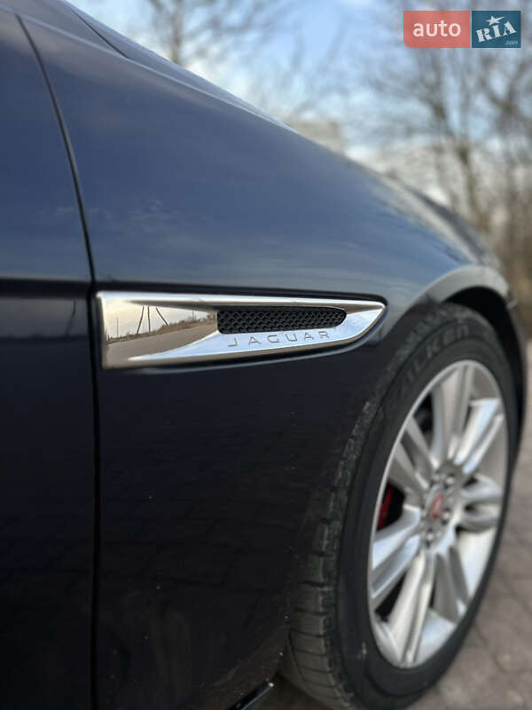 Седан Jaguar XE 2016 в Львове