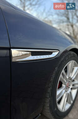 Седан Jaguar XE 2016 в 