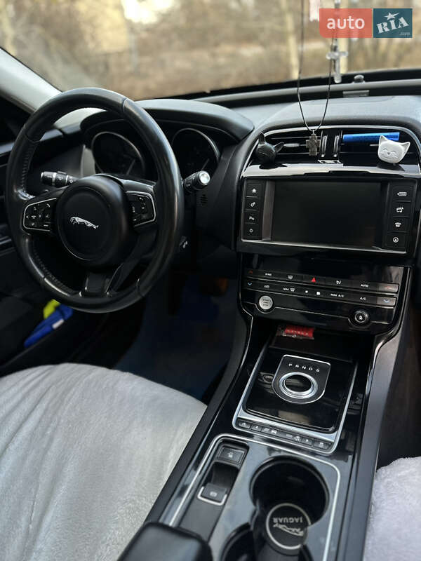 Седан Jaguar XE 2016 в Львове