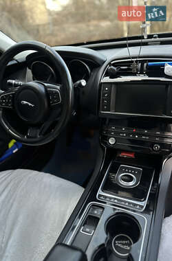 Седан Jaguar XE 2016 в 