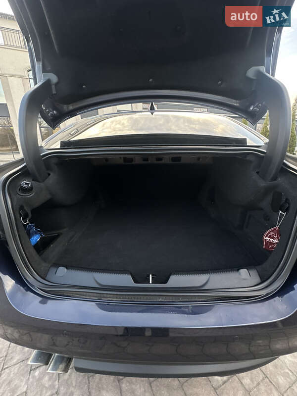 Седан Jaguar XE 2016 в Львове