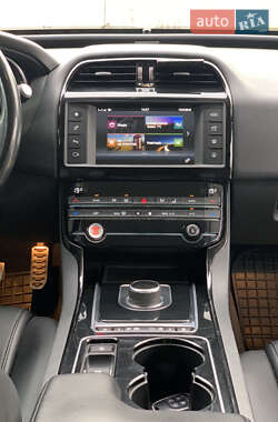 Седан Jaguar XE 2016 в 