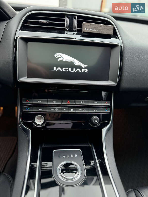 Седан Jaguar XE 2018 в Львове