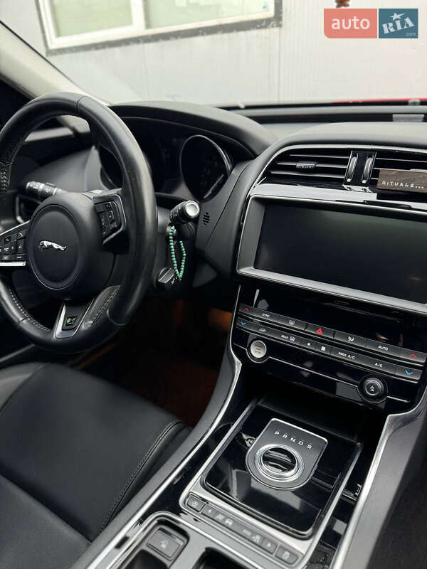 Седан Jaguar XE 2018 в Львове
