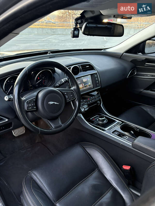Седан Jaguar XE 2016 в Киеве