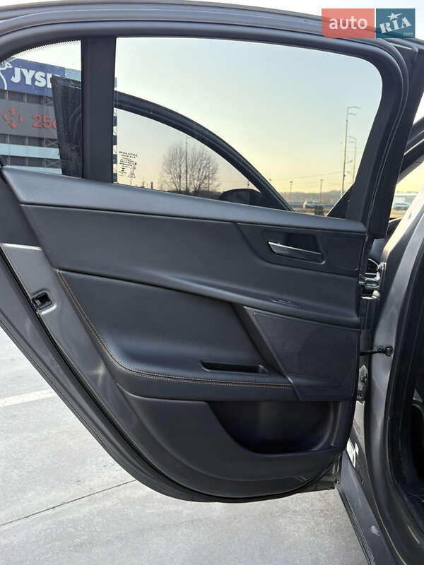 Седан Jaguar XE 2016 в Киеве