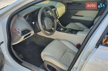 Седан Jaguar XE 2015 в 