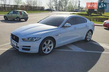 Седан Jaguar XE 2015 в 