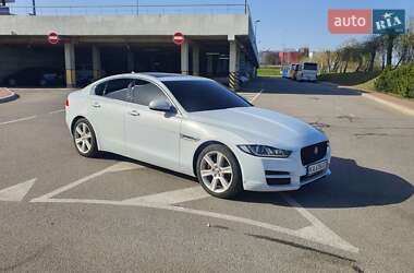 Седан Jaguar XE 2015 в 