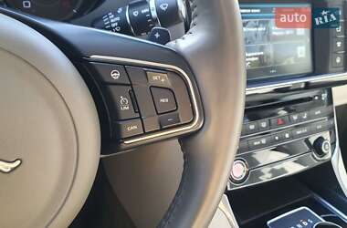 Седан Jaguar XE 2015 в 