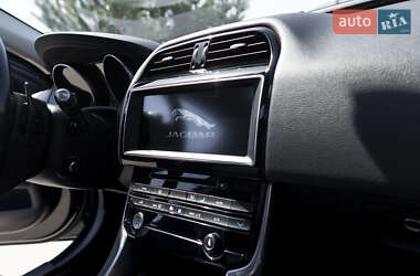 Седан Jaguar XE 2016 в 