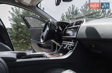 Седан Jaguar XE 2016 в 