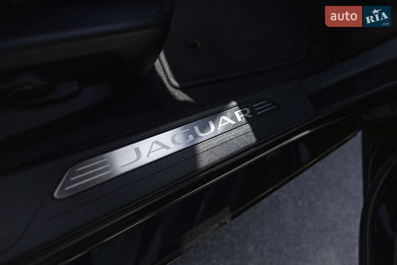 Седан Jaguar XE 2016 в Львове