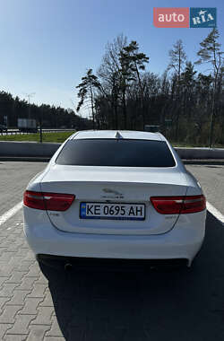 Седан Jaguar XE 2016 в 