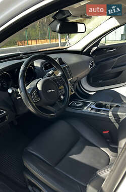 Седан Jaguar XE 2016 в 
