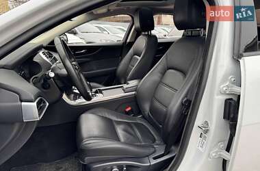 Седан Jaguar XE 2019 в 