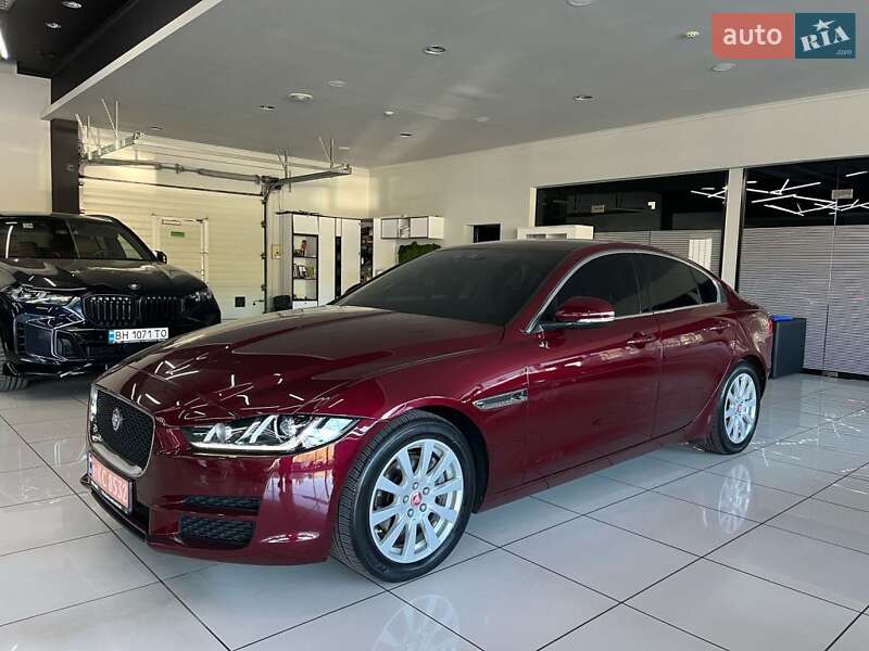 Седан Jaguar XE 2016 в 