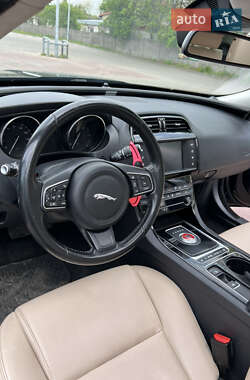 Седан Jaguar XE 2017 в 