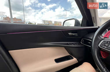 Седан Jaguar XE 2017 в 
