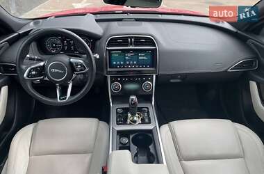 Седан Jaguar XE 2019 в 