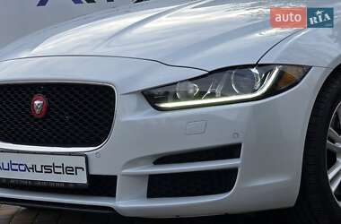 Седан Jaguar XE 2018 в 