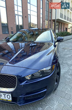 Седан Jaguar XE 2016 в 