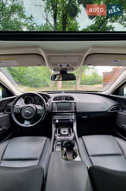 Седан Jaguar XE 2017 в 