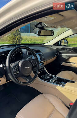 Седан Jaguar XE 2017 в 
