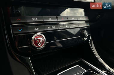 Седан Jaguar XE 2017 в 