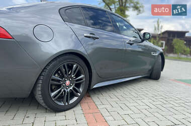 Седан Jaguar XE 2016 в 