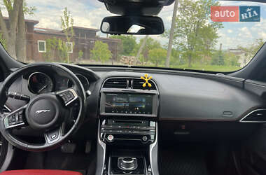 Седан Jaguar XE 2016 в 