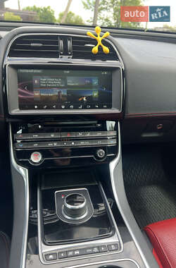 Седан Jaguar XE 2016 в 