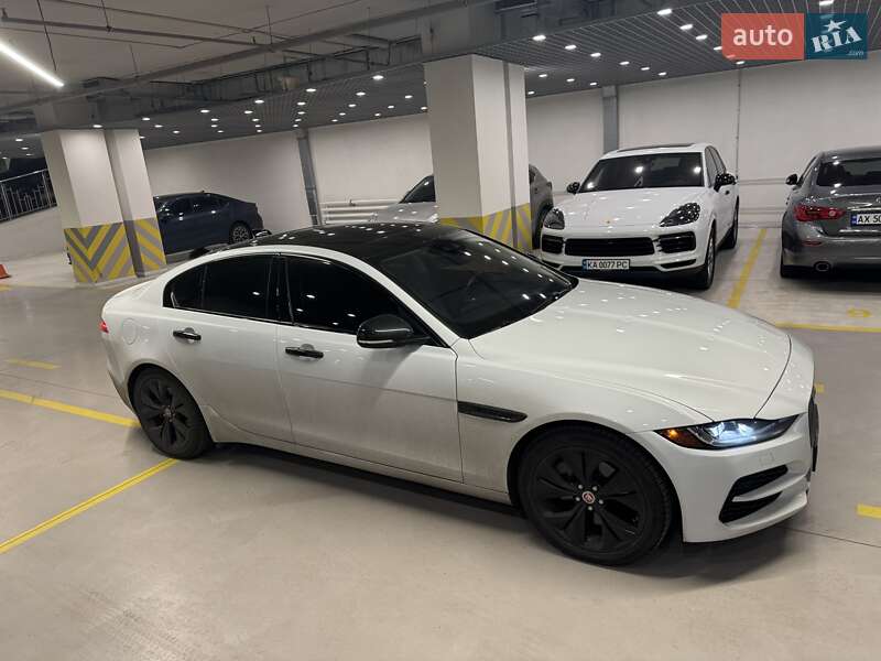 Седан Jaguar XE 2019 в 