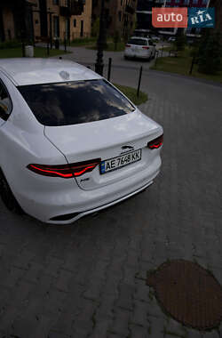 Седан Jaguar XE 2021 в 