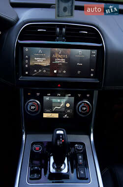Седан Jaguar XE 2021 в 