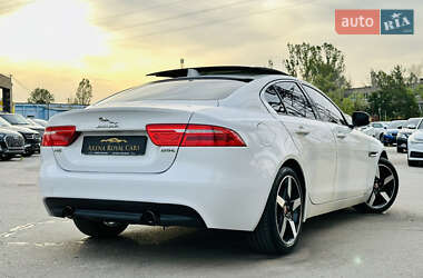 Седан Jaguar XE 2016 в 