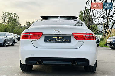 Седан Jaguar XE 2016 в 