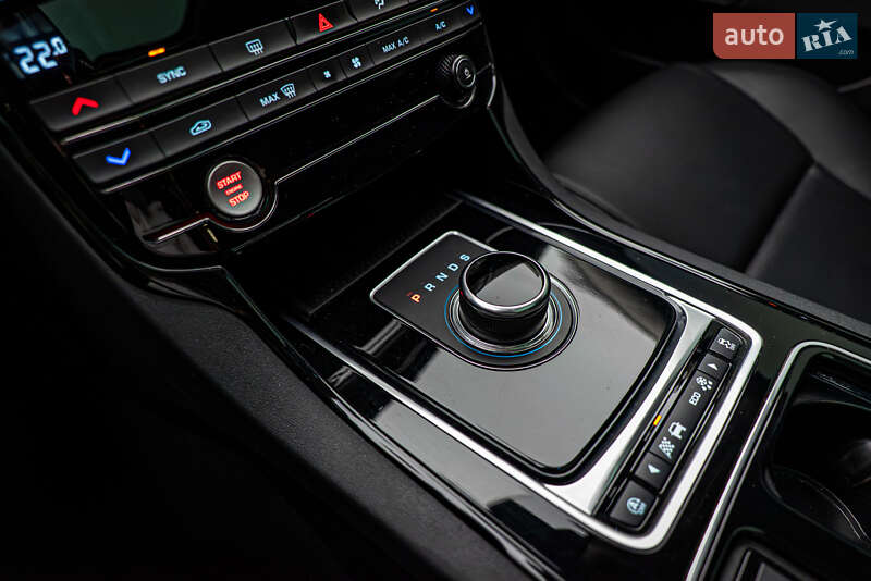 Седан Jaguar XE 2017 в Киеве