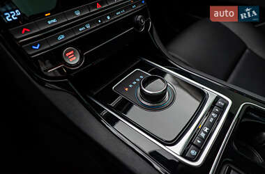 Седан Jaguar XE 2017 в 