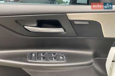 Седан Jaguar XE 2015 в 