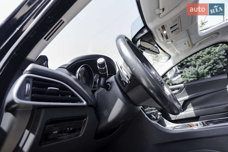 Седан Jaguar XE 2016 в Львове