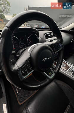 Седан Jaguar XE 2017 в 