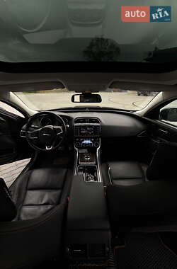 Седан Jaguar XE 2017 в 