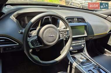 Седан Jaguar XE 2018 в 